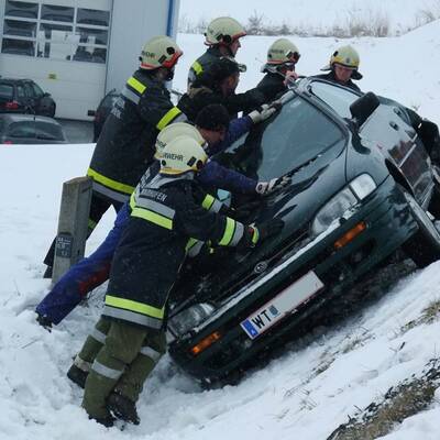 Person in Auto eingeschlossen