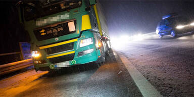 Mann auf A25 von Lkw überrollt und getötet