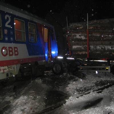 Unfall: LKW vs. Zug