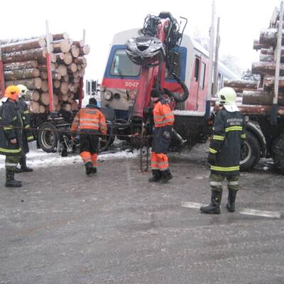 Unfall: LKW vs. Zug