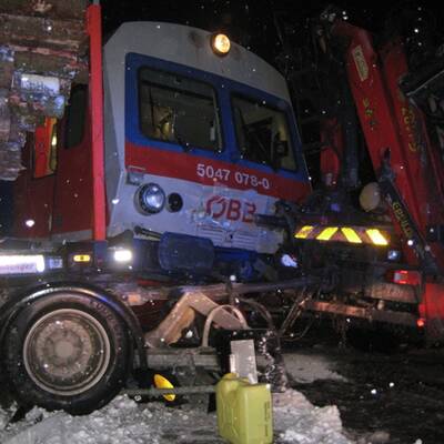Unfall: LKW vs. Zug