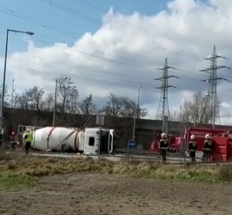 Betonmisch-LKW kippt mitten in Kreisverkehr um