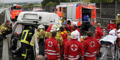 Schwerer Unfall auf A1 verursacht Mega-Stau