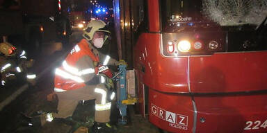 Mann unter Stra&szlig;enbahn eingeklemmt - tot