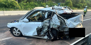 Lkw kracht mit 89 km/h in Pannen-Pkw