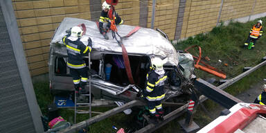 Sechs Verletzte nach Fahrzeugüberschlag