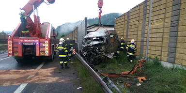 Sechs Verletzte nach Fahrzeugüberschlag
