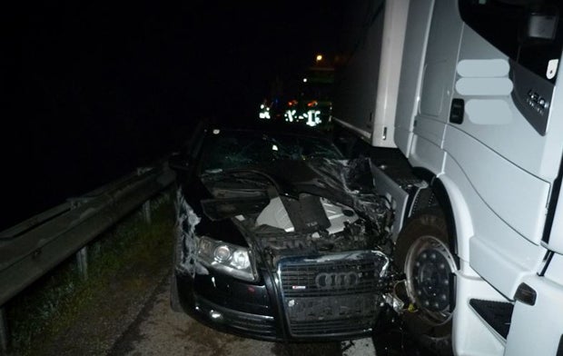 Pkws crashen bei Spurwechsel auf Autobahn - Beifahrer tot