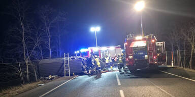 Unfall mit vier Autos &ndash; Lenker eingeklemmt