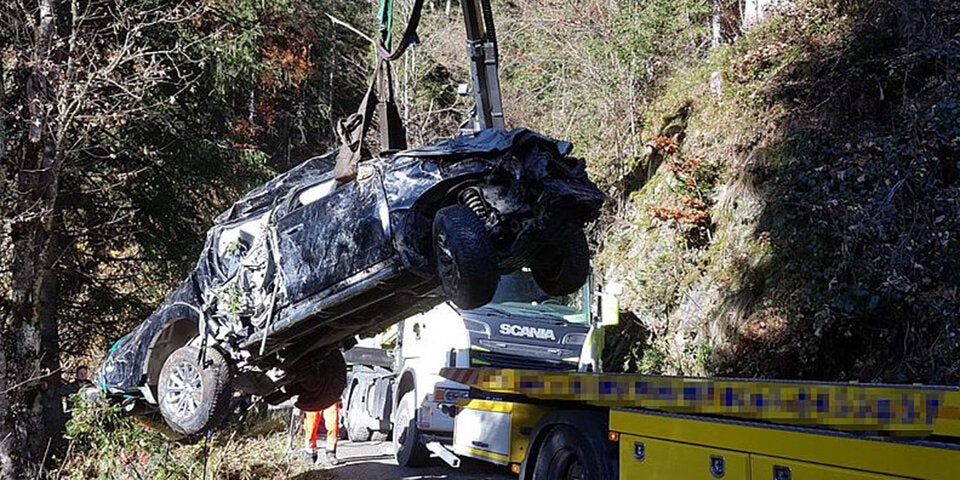 Auto stürzt über Skiabfahrt – Lenker tot