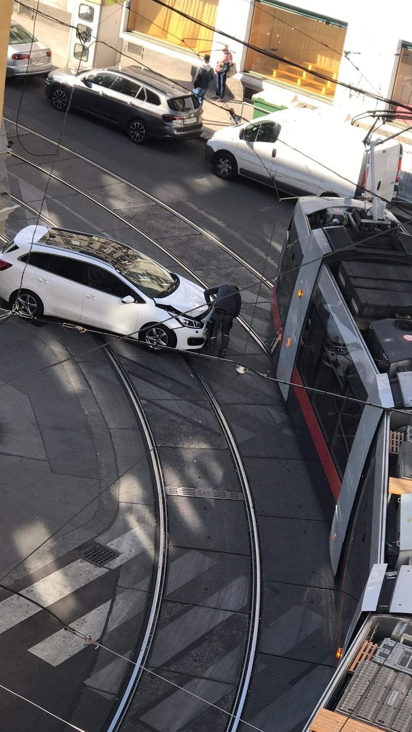 Pkw crasht mit Bim in Ottakring