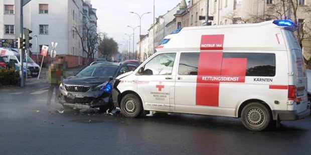 Pkw crasht in Rettungswagen im Einsatz