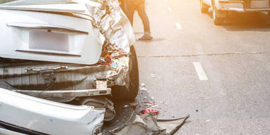 Auto prallte gegen Baum: Zwei Schwerverletzte