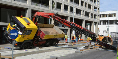 Lkw bei Bauarbeiten umgekippt