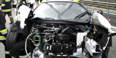 Luxus-Sportwagen kracht gegen Leitschiene