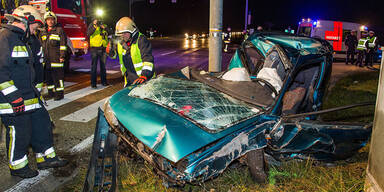 PKW prallt frontal gegen Ampelkasten