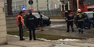 Horror-Unfall: Mercedes rast gegen Baum