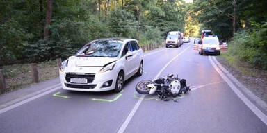 Biker auf Windschutzscheibe geschleudert - tot
