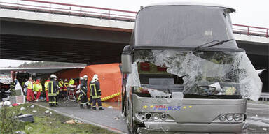 13 Tote und zig Verletzte bei Busunfall
