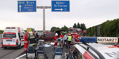 Drei Tote bei Unfall mit Kleinbus 