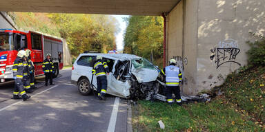 Pkw-Lenkerin (50) crasht gegen Br&uuml;ckenfundament &ndash; tot