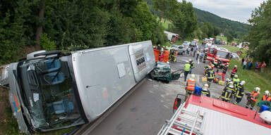 Autobus st&uuml;rzte bei Unfall auf Pkw