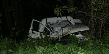 PKW kollidiert mit Bus - 17-Jährige stirbt