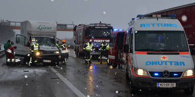 LKW-Fahrer bei Unfall eingeklemmt
