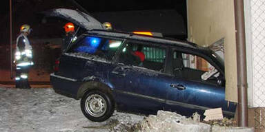 Auto rei&szlig;t Loch in Hausmauer