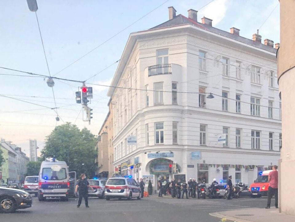 Passanten halten fahrerflüchtigen Unfall-Lenker fest