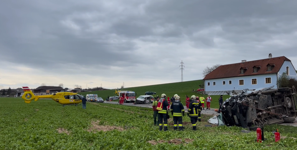 Einsatz in NÖ: Heftiger Crash fordert mehrere Schwerverletzte