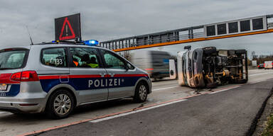 Kleinlaster auf der A1 umgestürzt