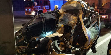 Auto kracht in Betonleitwand: Fahrer tot