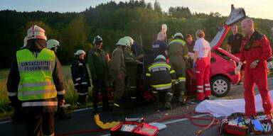 Frontalcrash: 4 Frauen schwer verletzt
