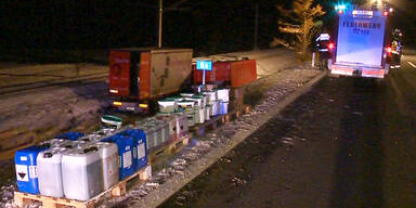 LKW mit Gefahrengut stürzt in Straßengraben
