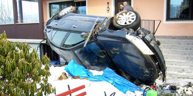 Auto landet bei Unfall am Dach