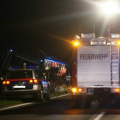 PKW kollidiert mit Bus - 17-Jährige stirbt