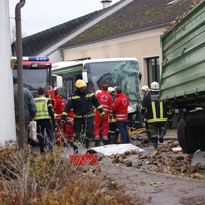 Schulbus kracht in Traktor