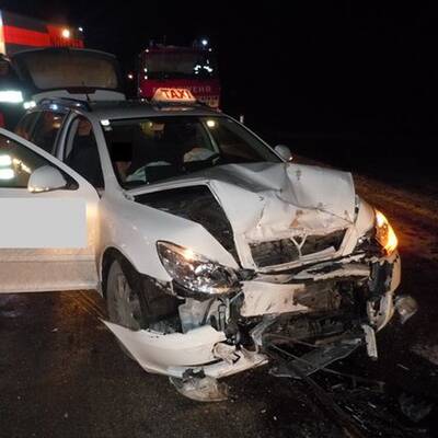 Alko-Lenkerin (18) rammt Taxi