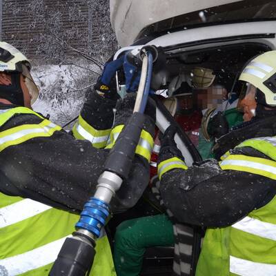 LKW-Fahrer bei Unfall eingeklemmt