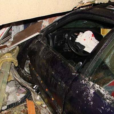 Auto reißt Loch in Hausmauer
