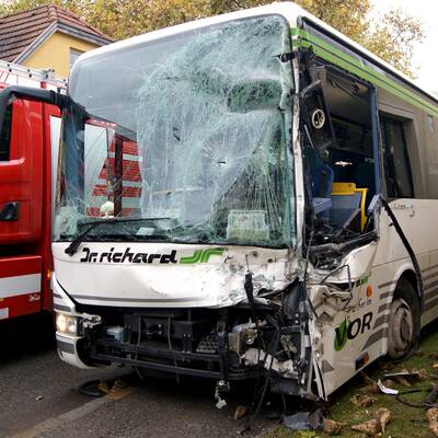 Schulbus kracht in Traktor