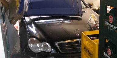 Mit Vollgas in Tankstelle gekracht