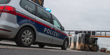 Kleinlaster auf der A1 umgestürzt