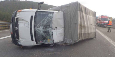 A21: Zwei Kleintransporter zusammengestoßen