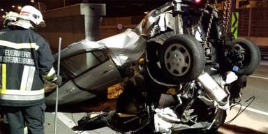 Auto kracht in Betonleitwand: Fahrer tot