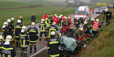 Lkw crasht in Pkw - Lenker schwer verletzt