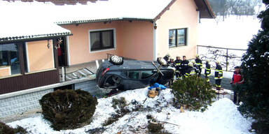 Auto landet bei Unfall am Dach