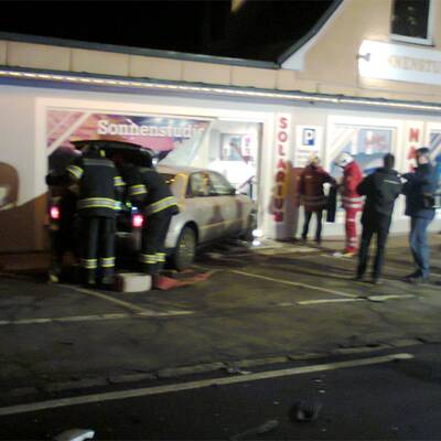 Auto kracht in Solarium - Gast verletzt