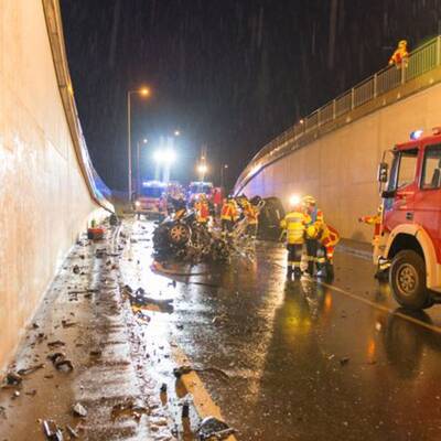 Mercedes in 2 Teile gerissen